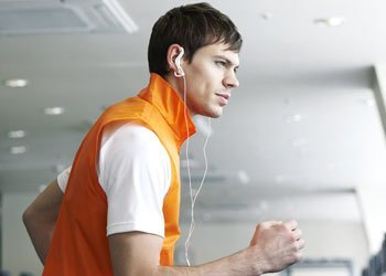 Tai nghe Sony MDR-AS200 tha hồ vận động khi nghe nhạc