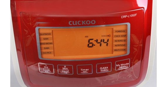 Trang bị màn hiển thị nồi cơm điện Cuckoo CRP-L1052F LCD hiện đại