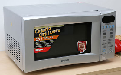Lò vi sóng Sanyo EM-G477AS 25 lít có chức năng nướng rất tiện lợi