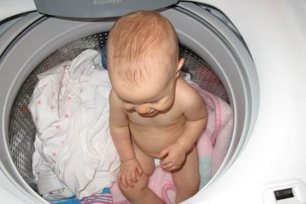Trẻ em có thể chui vào máy giặt nếu bạn không để ý kỹ