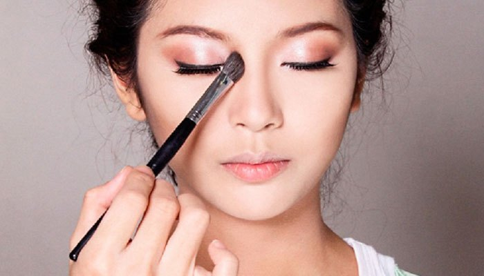 Giữ lớp trang điểm chỉ bằng đá viên trong tủ lạnh, ngạc nhiên chưa nào!