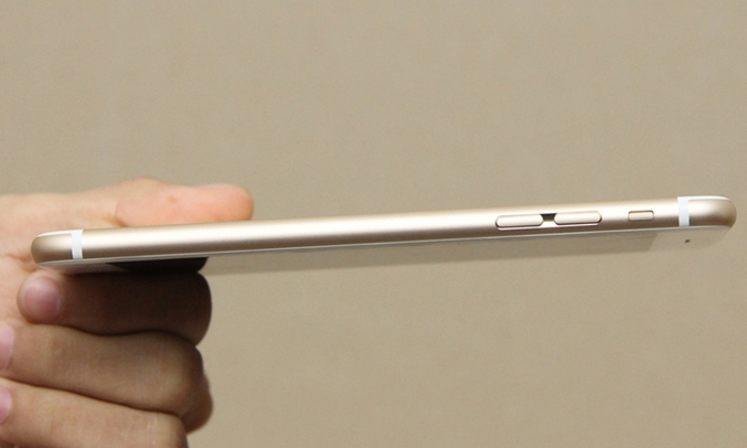 iPhone 6 32GB vàng bố trí nút nguồn ở cạnh bên của máy