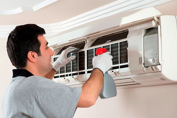 Vệ sinh bộ lọc máy lạnh thường xuyên để loại bỏ hết mọi bụi bẩn cản đường khí lạnh
