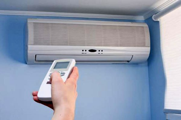 Chế độ quạt gió trên máy lạnh sẽ giúp băng tan