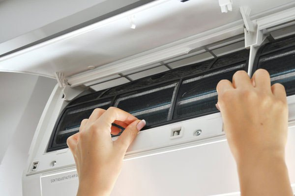 Dùng tay để kiểm tra các bộ phận bên trong máy lạnh