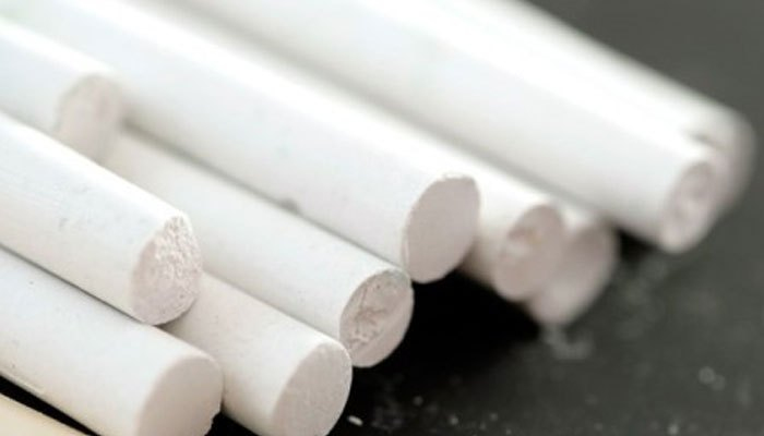 Chà phấn lên quần áo rồi cho vào máy giặt