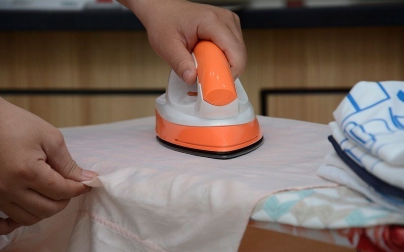 Bàn ủi khô có thiết kế nhỏ gọn