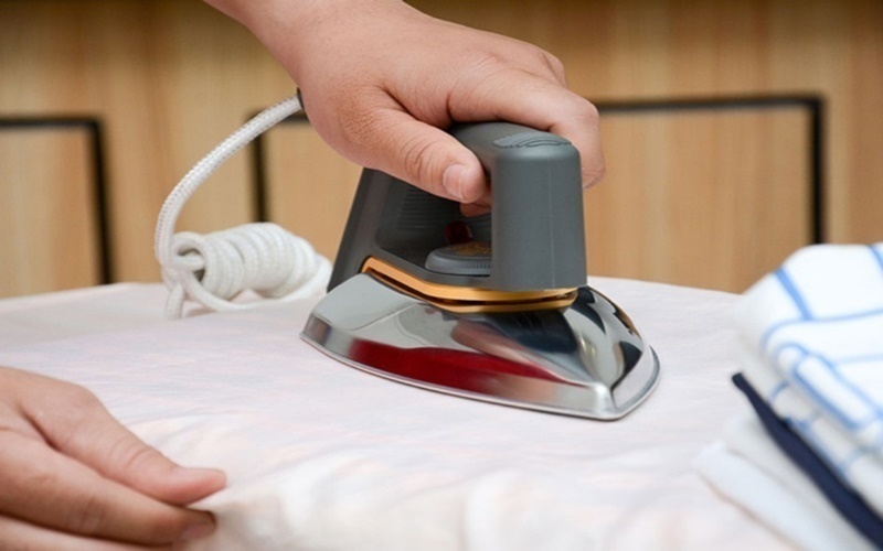 Ủi phẳng quần áo bằng nhiệt độ trực tiếp từ mặt đế