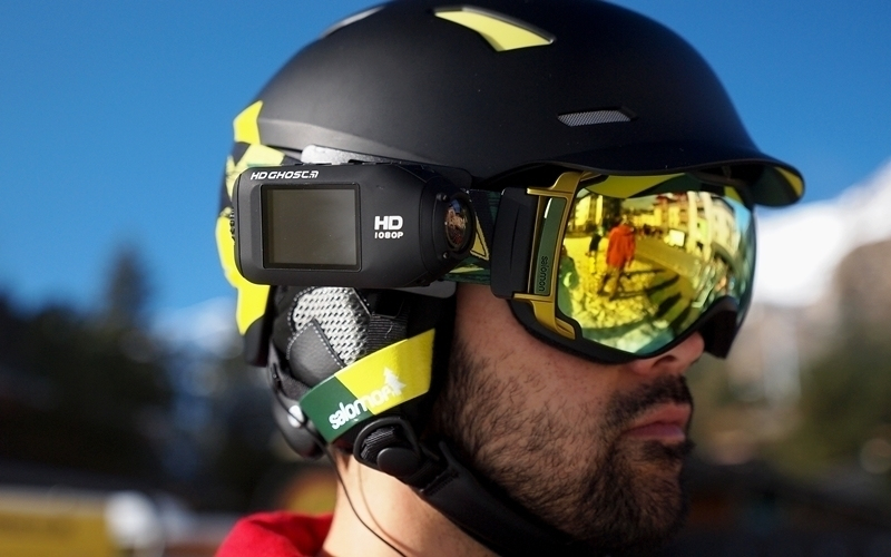 Thiết bị đi kèm với điều khiển từ xa đeo tay