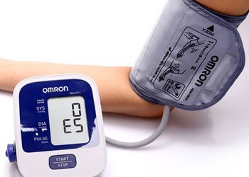 Máy đo huyết áp điện tử Omron Hem-8712 có ký hiệu huyết áp cao