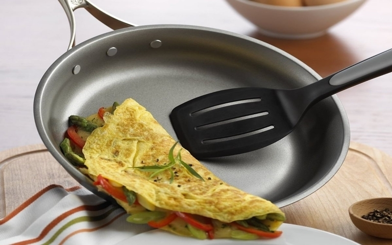 Dùng xẻng silicon để bảo vệ lớp chống dính của chảo