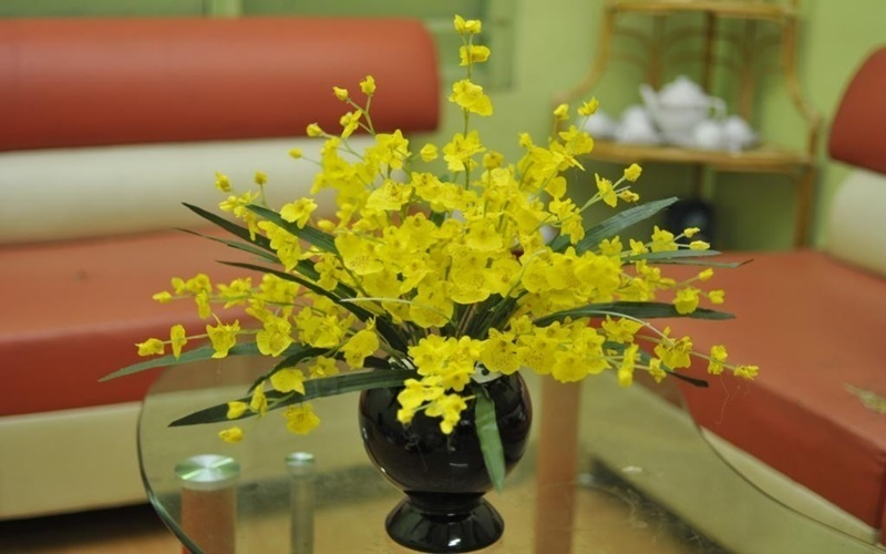 Khi chưng hoa bạn nên cho thêm chút giấm cho hoa tươi lâu