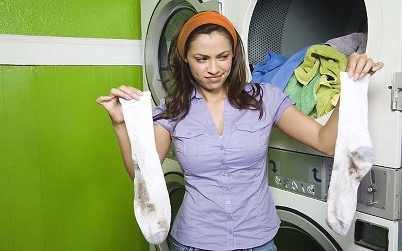 Quần áo bị đóng cặn bột giặt gây khó chịu cho bạn mỗi khi giặt xong