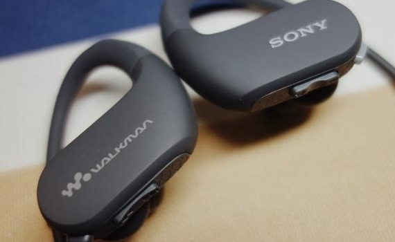 Máy nghe nhạc MP3 Sony NW-WS413 thiết kế hiện đại, đeo tiện dụng