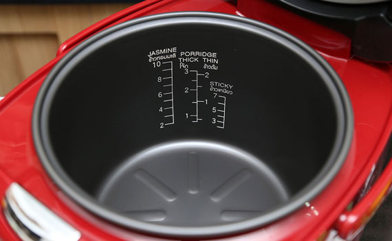 Nồi cơm điện Hitachi RZ-DMA18 có lòng nồi chống dính