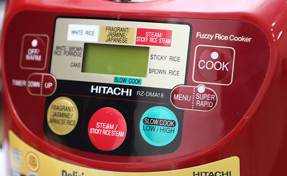 Nồi cơm điện Hitachi RZ-DMA18 có bảng điều khiển điện tử