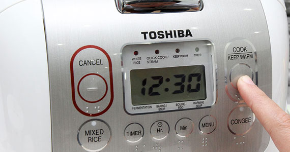 Nồi cơm điện Toshiba RC-18NMF(WT)VN bảng điều khiển LCD hiện đại