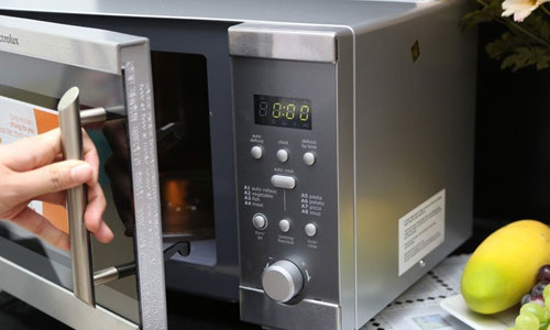 Lò vi sóng Electrolux EMS2047X kết hợp nướng hiệu quả