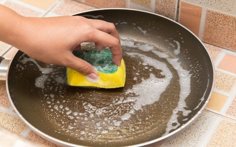 Dùng cọ nồi mềm để vệ sinh cho chảo
