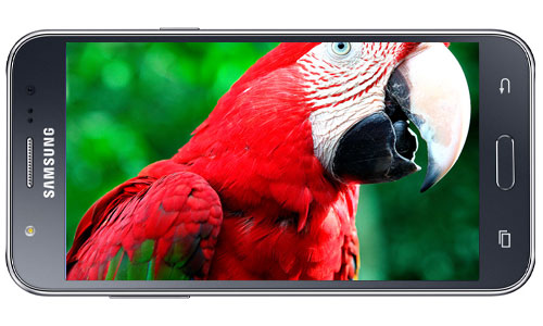 Điện thoại Samsung Galaxy J7 màu đen với màn hình 5.5 inch HD