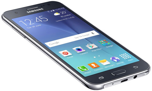 Điện thoại Samsung Galaxy J7 màu đen được bán trả góp tại Nguyễn Kim