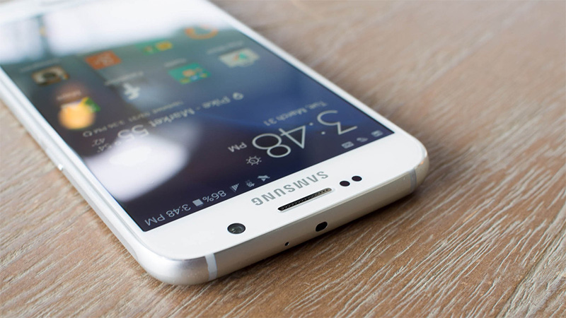 Điện thoại Samsung Galaxy S6 màu trắng sạc pin nhanh