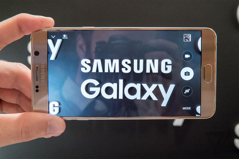 Samsung Galaxy Note 5 màu đen có camera 16MP, camera trước 5MP