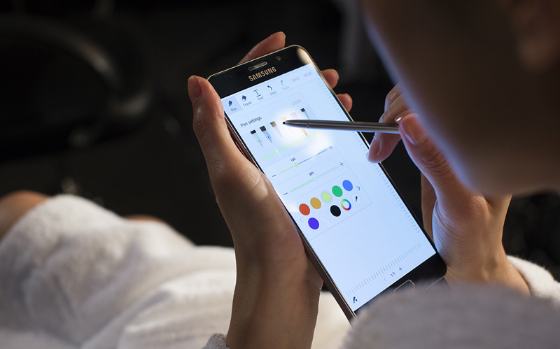 Samsung Galaxy Note 5 Black thiết kế nguyên khối với khung kim loại và kính