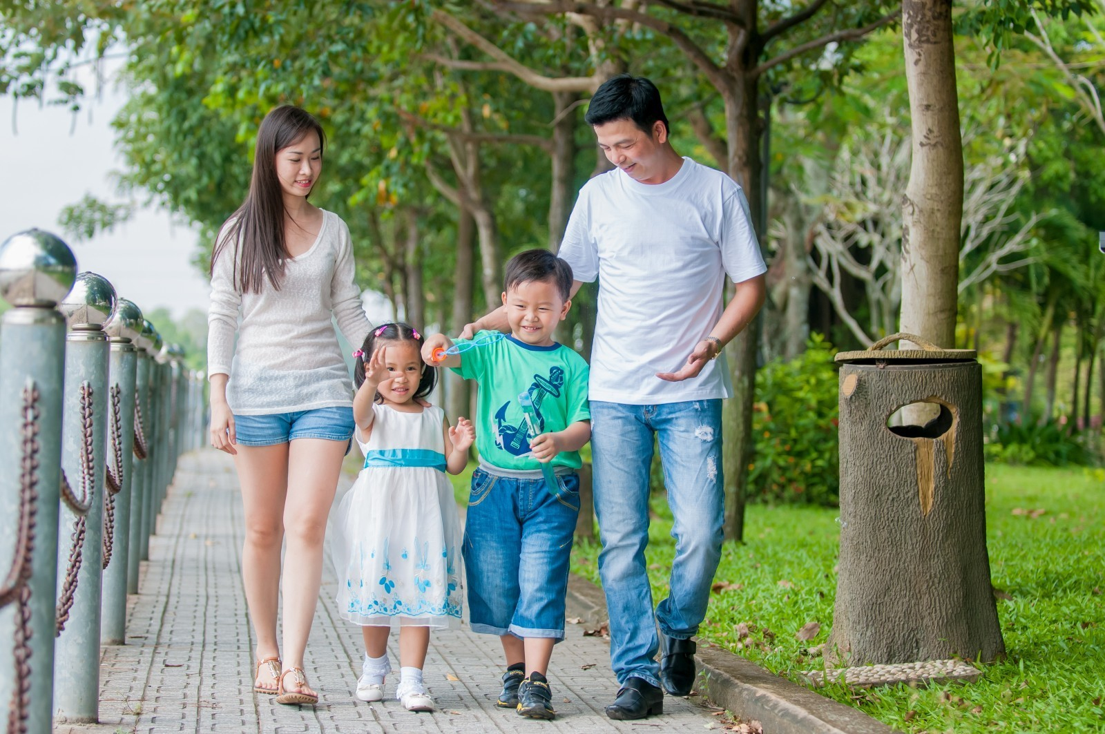 Kết ngày bằng một buổi dạo chiều bình yên, ấm áp với những người thân yêu