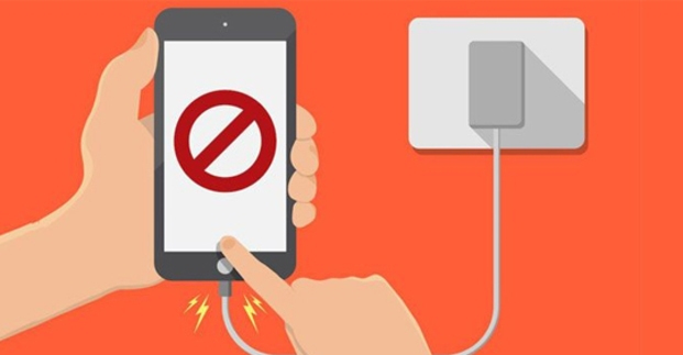 Vừa sạc pin iPhone vừa chơi game có thể xảy ra tình trạng cháy nổ (Nguồn: Internet)