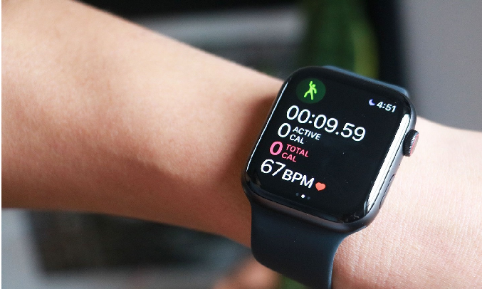 Apple Watch SE GPS 44mm Vỏ nhôm Dây cao su Đen - Loạt tính năng hữu ích cho sức khỏe