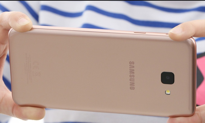 SAMSUNG GALAXY J4 CORE VÀNG - Màn hình rộng, trải nghiệm sống động