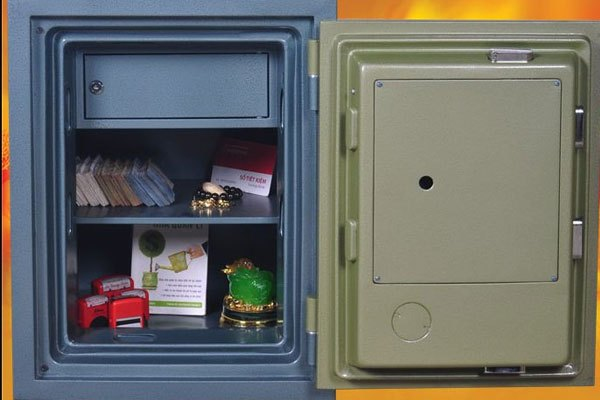 Két sắt giả thường nhẹ và không chống chọi được với lửa