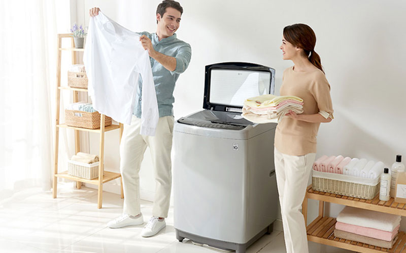 Máy giặt sẽ là công cụ kết nối tình cảm giữa 2 vợ chồng, bạn hoàn toàn có thể giúp vợ phơi đồ hay mang đồ đi giặt tiện lợi