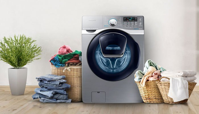 Nếu nhà bạn có không gian không rộng rãi mấy, hãy chọn một chiếc máy sấy có tích hợp máy giặt để tiết kiệm chỗ đặt như Samsung 17 kg WD17J7825KP