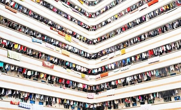 Cảnh phơi đồ theo cách truyền thống ở một khu chung cư