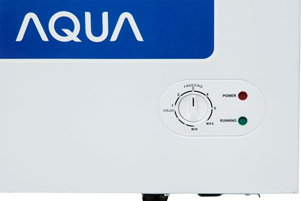 Bảng điều chỉnh nằm bên ngoài tạo thuận tiện khi thao tác tủ đông AQUA