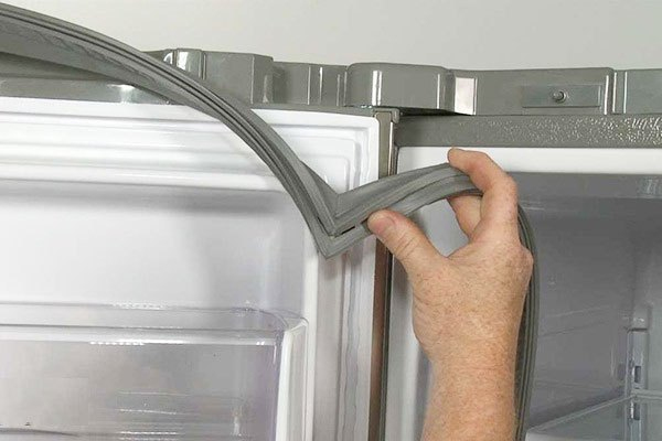Thay gioăng tủ lạnh side by side nếu chúng bị bong tróc