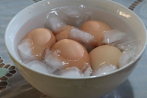 Canh chuẩn thời gian và vớt trứng thả vào bát nước lạnh để làm nguội.