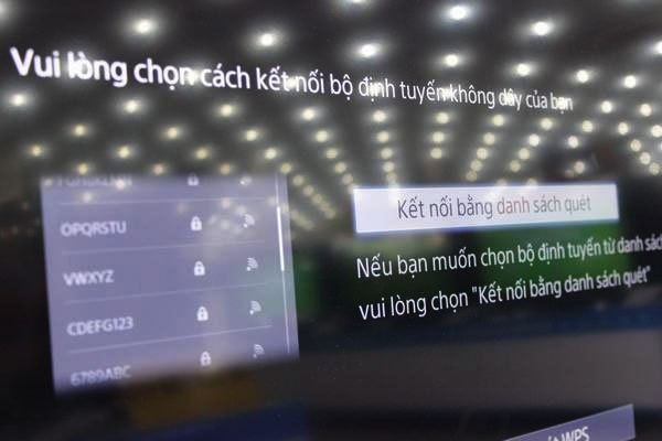 Tìm kiếm WiFi của bạn trên phần Kết nối bằng danh sách quét của tivi Sony và bấm chọn vào