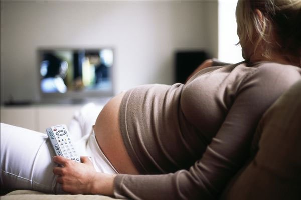 Tivi ảnh hưởng đáng kể đến sức khỏe của mẹ bầu và thai nhi