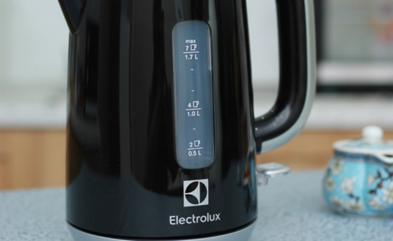 Ấm đun nước Electrolux EEK3505 an toàn khi sử dụng