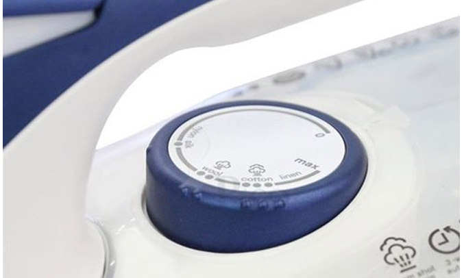 Bàn ủi hơi nước Electrolux ESI6123 nhỏ gọn