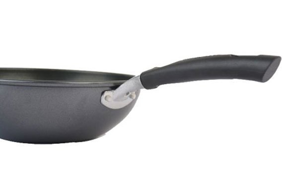 Tay cầm của chảo bằng nhựa cách nhiệt, an toàn khi sử dụng