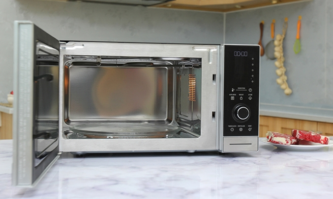 Khoang lò vi sóng Electrolux EMS3087X công suất lớn