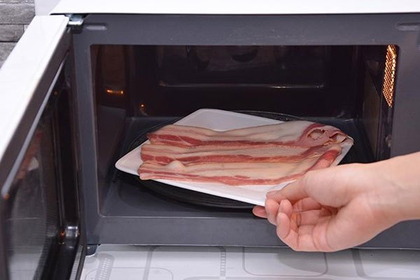 Thịt lợn nên chọn nhiệt độ phù hợp khi nấu bằng lò vi sóng Electrolux để đạt được độ ngon và dinh dưỡng muốn có