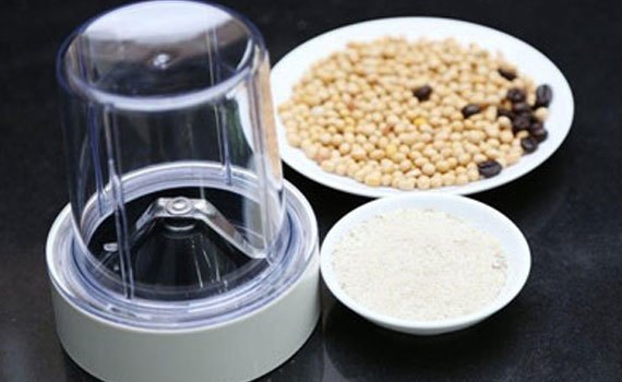 Máy xay sinh tố Electrolux EBR2601 có lưỡi dao bằng thép không gỉ