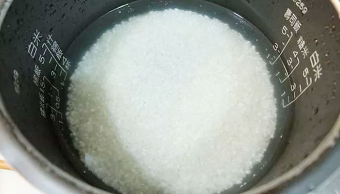 Ngược với cơm cứng, cơm nhão là do bạn cho quá nhiều nước vào khi nấu