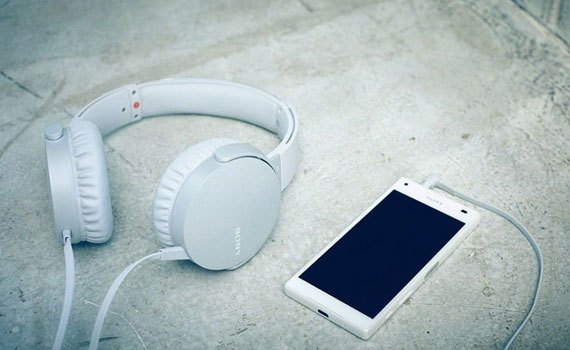 Tai nghe Sony MDRXB550APWCE màu trắng tích hợp micro trên dây đàm thoại thả ga