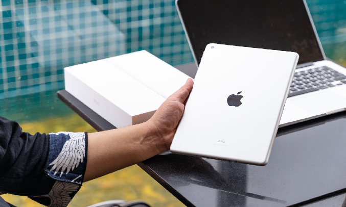 Máy tính bảng iPad 10.2 inch Wifi 32GB MYLC2ZA/A Vàng (2020) - 8.990.000đ 6 Máy tính bảng iPad 10.2 inch Wifi 32GB MYLC2ZA/A Vàng (2020) - Thời lượng pin 10 tiếng